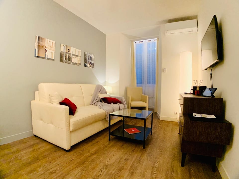 Spring, Day, TV and multimedia, Living room, Photo of the whole room, On site