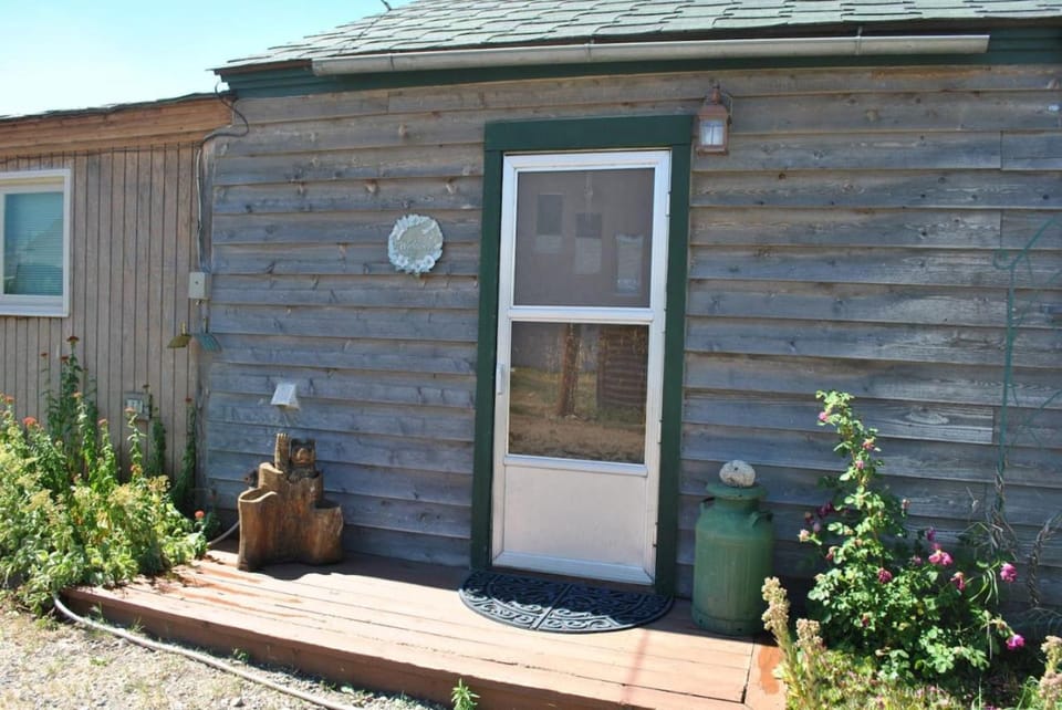 Chico Peak cabin nr Yellowstone,Chico Hot Springs Cabin in Pray