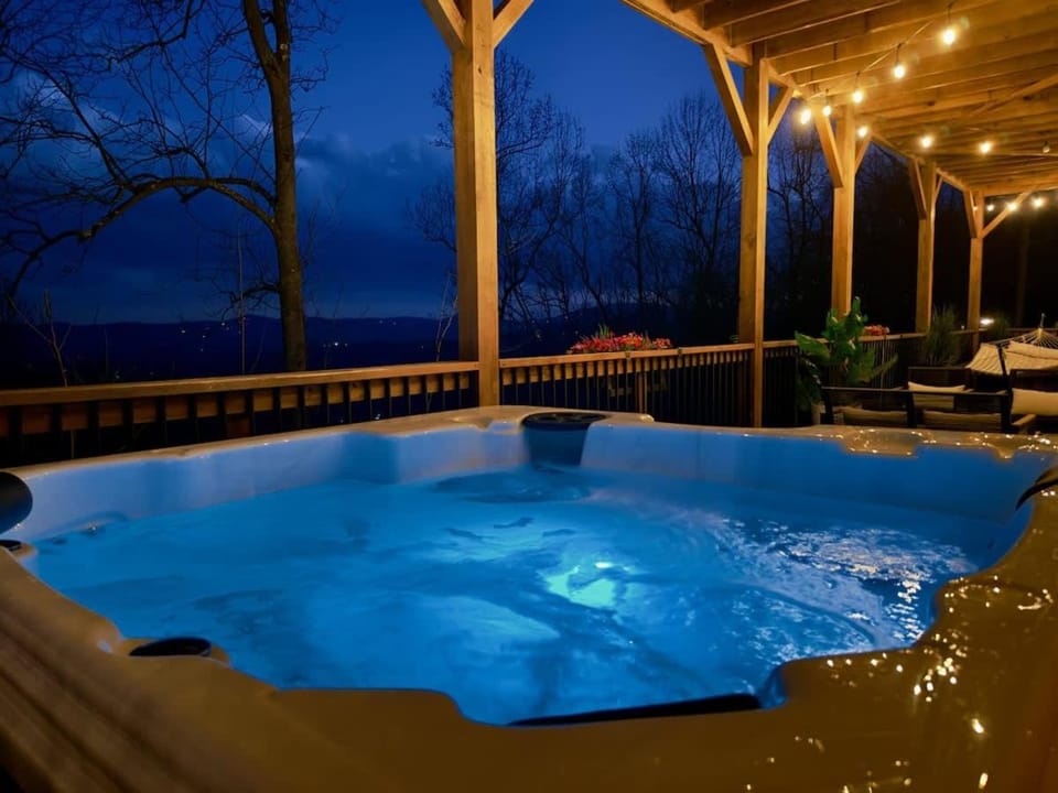 Breathtaking Mountain Views, Hot Tub, Sauna, Fire Pit, Fire Pit Table, PoolTable, Kitchenette, 2 Living rooms, Universal EV Station House in Laurel Park