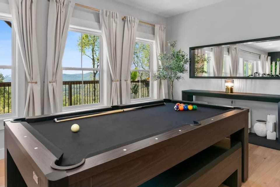 Breathtaking Mountain Views, Hot Tub, Sauna, Fire Pit, Fire Pit Table, PoolTable, Kitchenette, 2 Living rooms, Universal EV Station House in Laurel Park