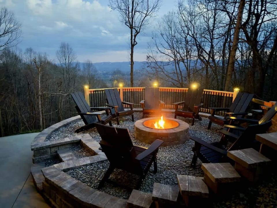 Breathtaking Mountain Views, Hot Tub, Sauna, Fire Pit, Fire Pit Table, PoolTable, Kitchenette, 2 Living rooms, Universal EV Station House in Laurel Park