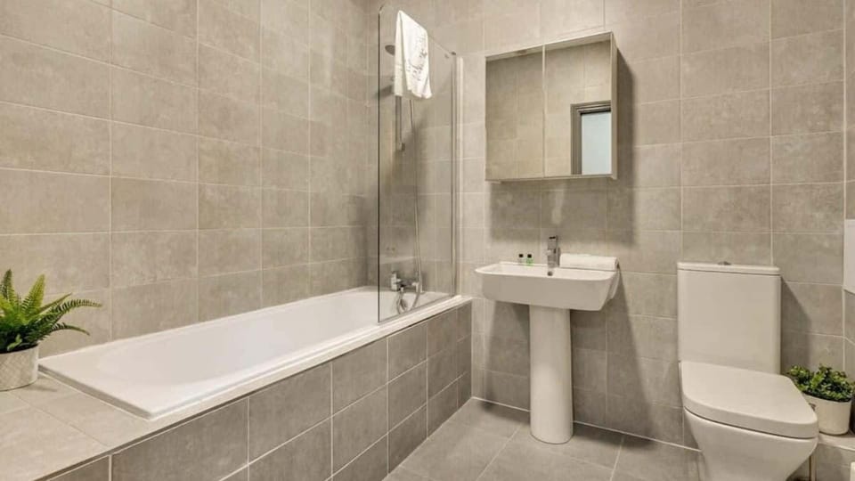 Shower, Toilet, Bathroom, Bath, towels