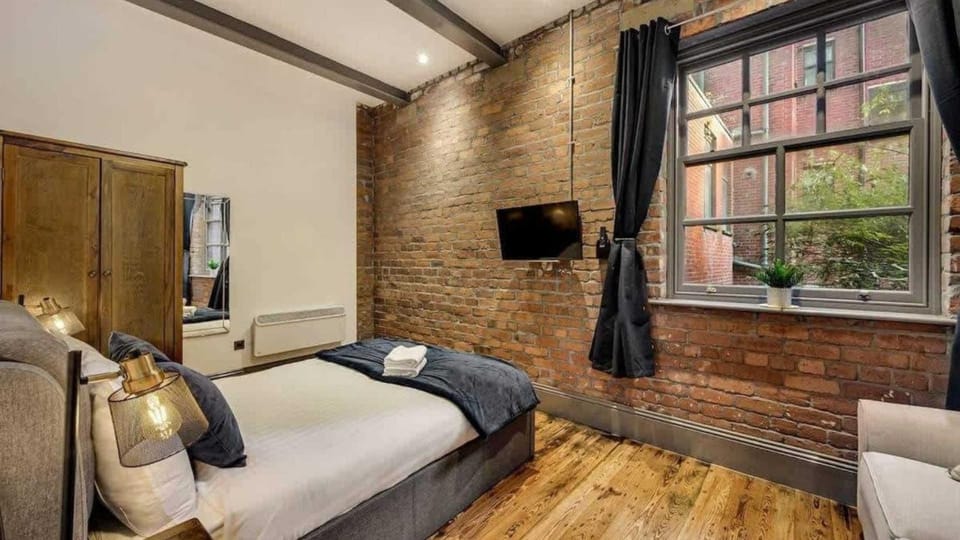 Bed, TV and multimedia, Bedroom