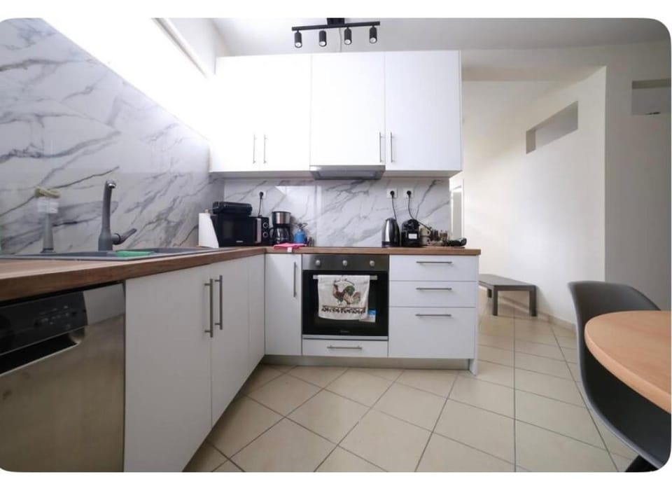 Kitchen or kitchenette, dishwasher, oven, stove