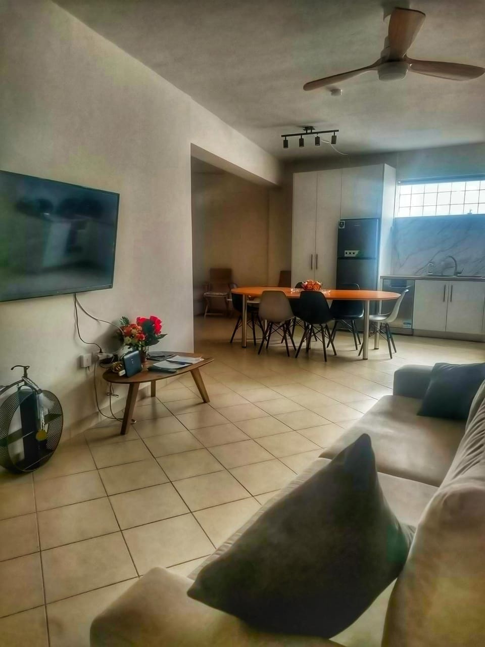 TV and multimedia, Living room, Seating area, Dining area