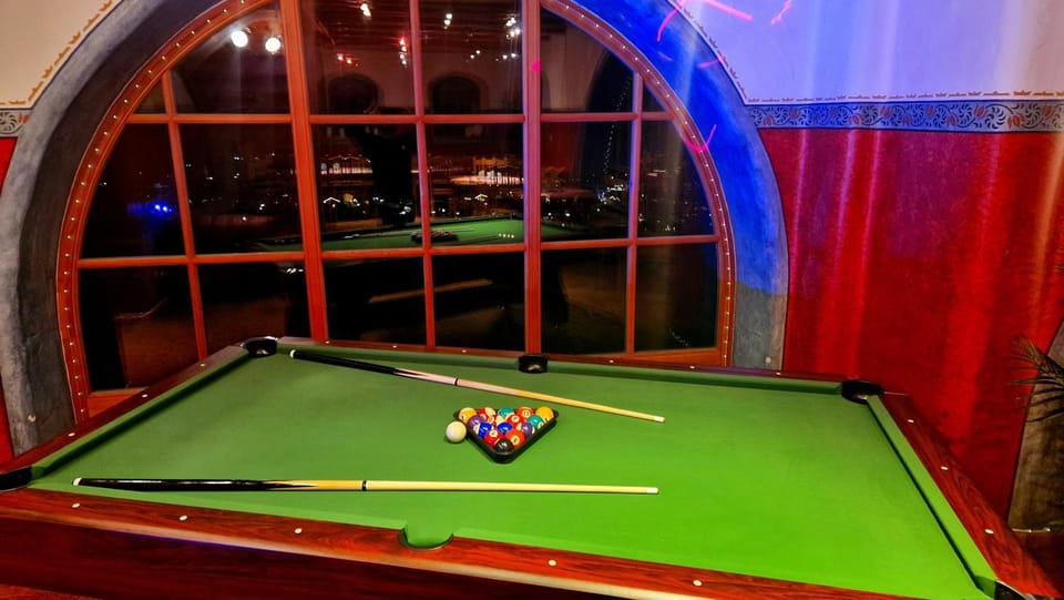 Billiard, Game Room