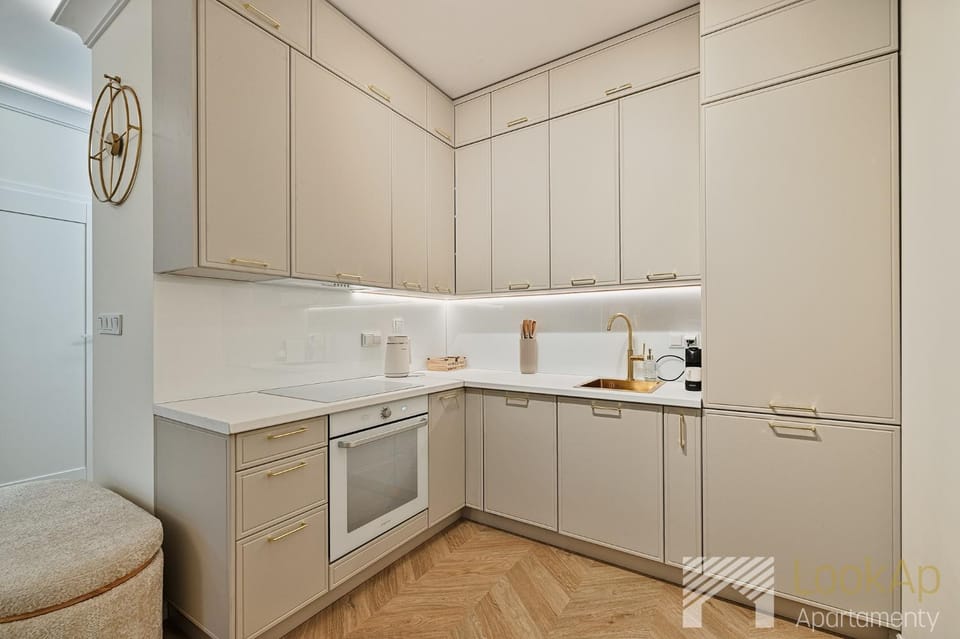 Kitchen or kitchenette, dishwasher, stove