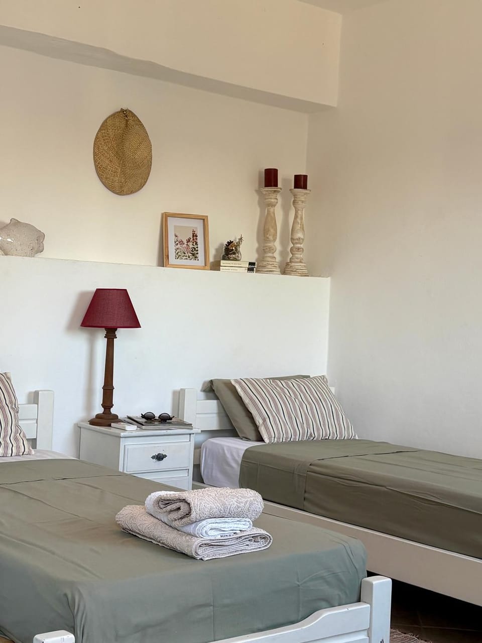 Bed, Photo of the whole room, Seating area, Dining area, Bedroom