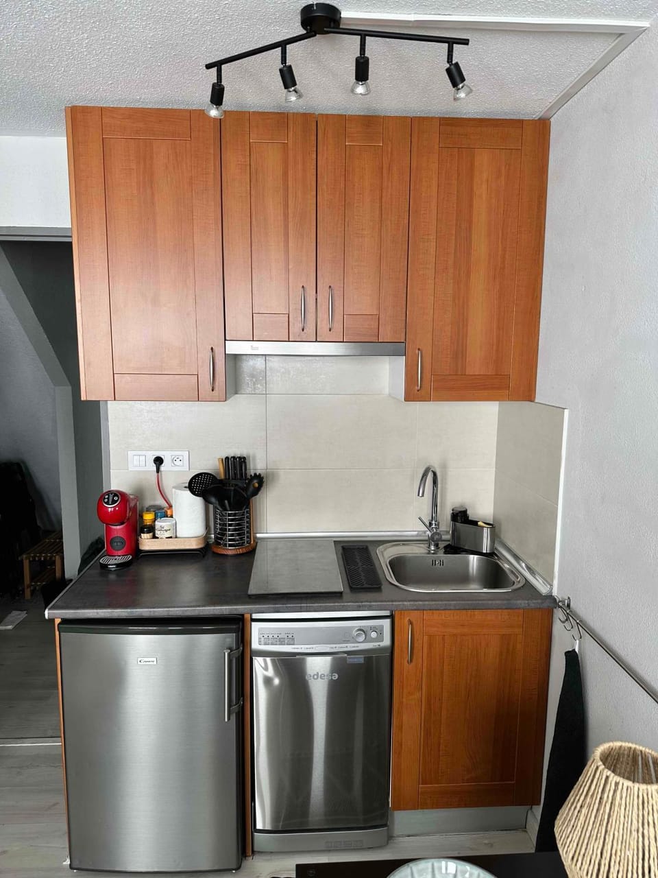 Coffee/tea facilities, Kitchen or kitchenette, stove