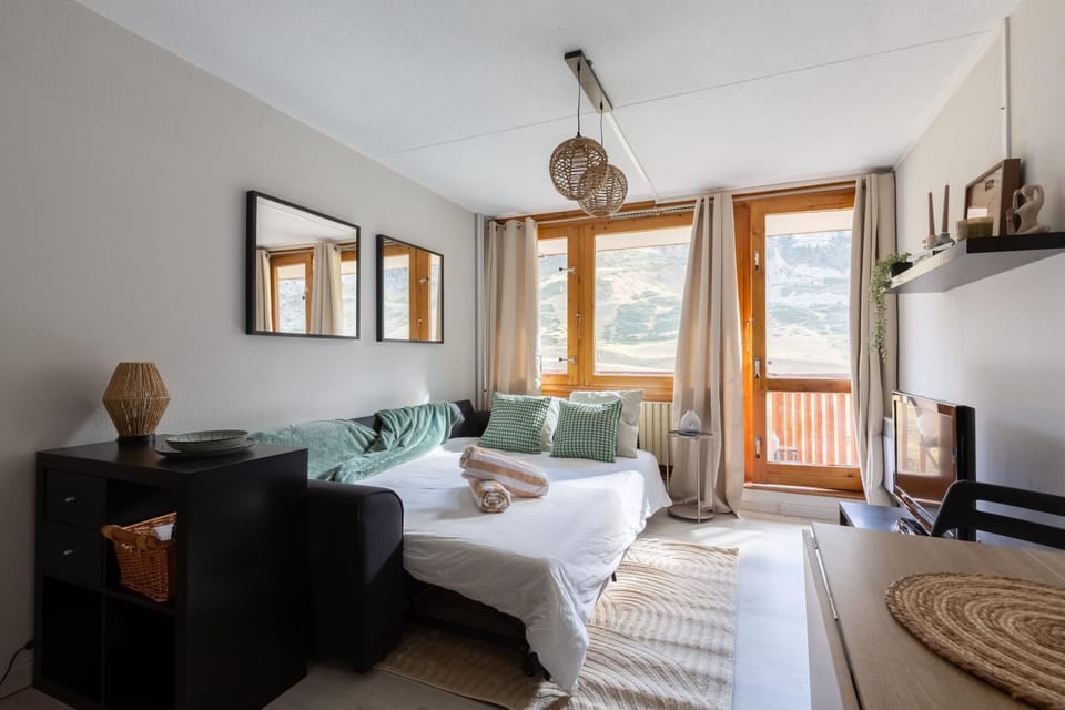 Bed, TV and multimedia, Living room, Photo of the whole room