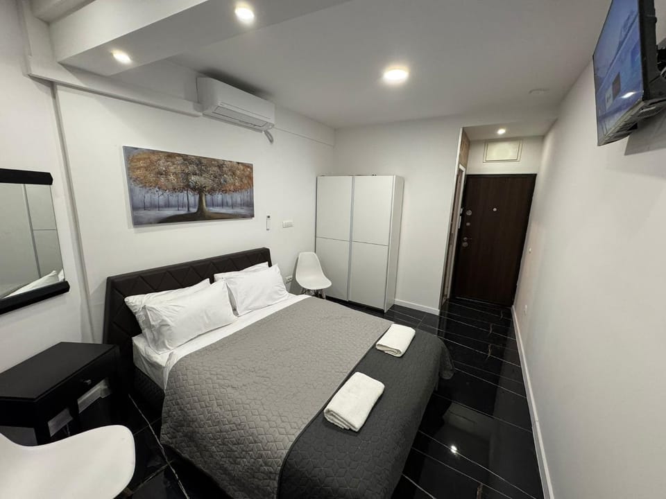 Bed, TV and multimedia, Photo of the whole room, Bedroom, wardrobe, air conditioner