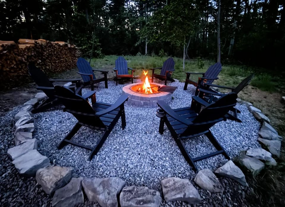 2 miles to Downtown, Hot Tub, Sauna, Fire Pit, Game Room, Bar, kitchenette, Pool Table, Universal Tesla EV Connector House in Woodfin