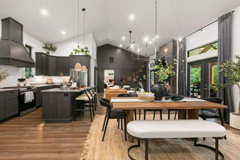 2 miles to Downtown, Hot Tub, Sauna, Fire Pit, Game Room, Bar, kitchenette, Pool Table, Universal Tesla EV Connector House in Woodfin