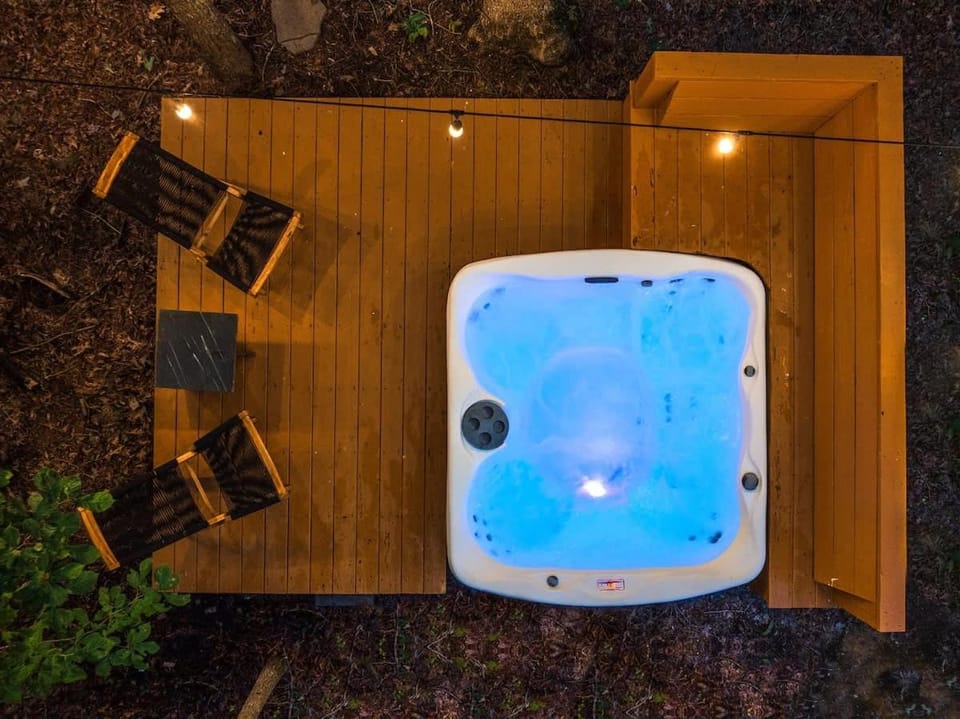 2 miles to Downtown, Hot Tub, Sauna, Fire Pit, Game Room, Bar, kitchenette, Pool Table, Universal Tesla EV Connector House in Woodfin