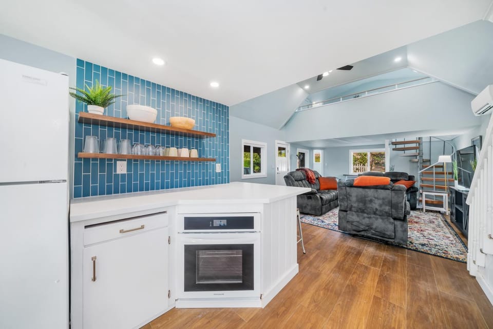 Kitchen or kitchenette, oven