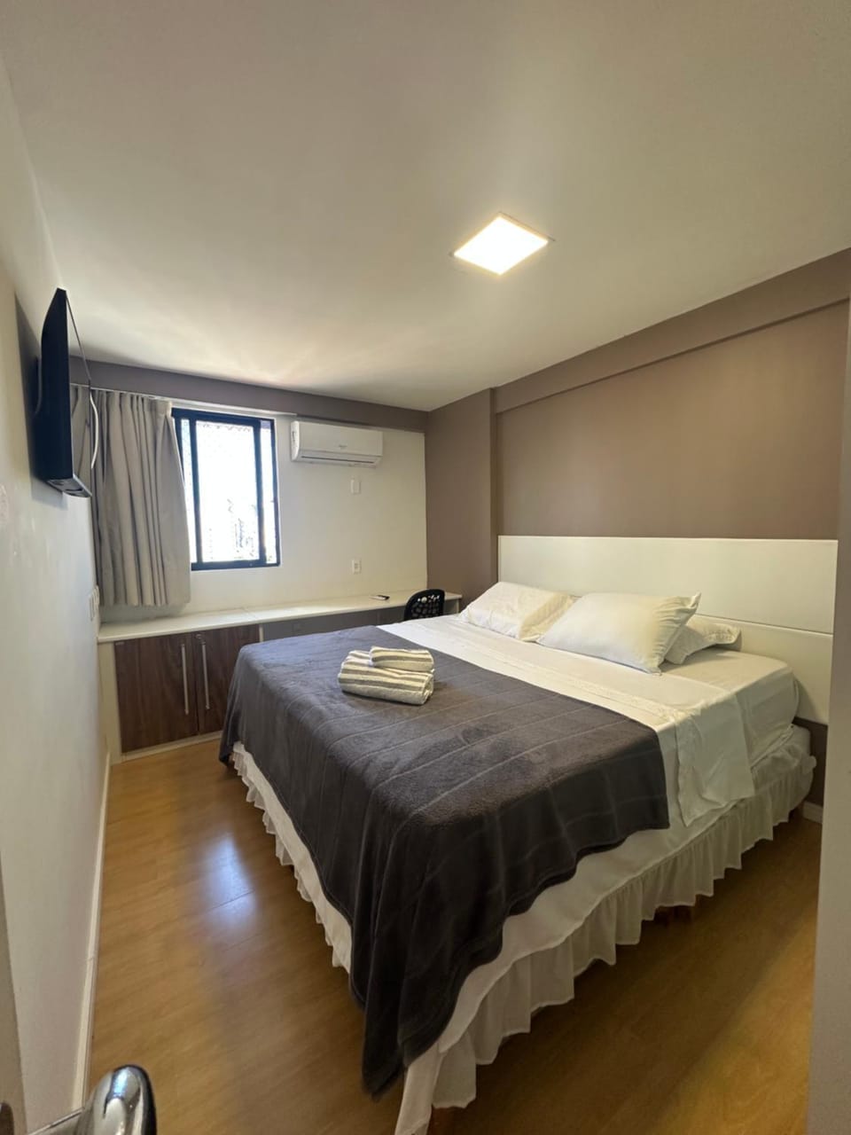 Bed, TV and multimedia, Bedroom