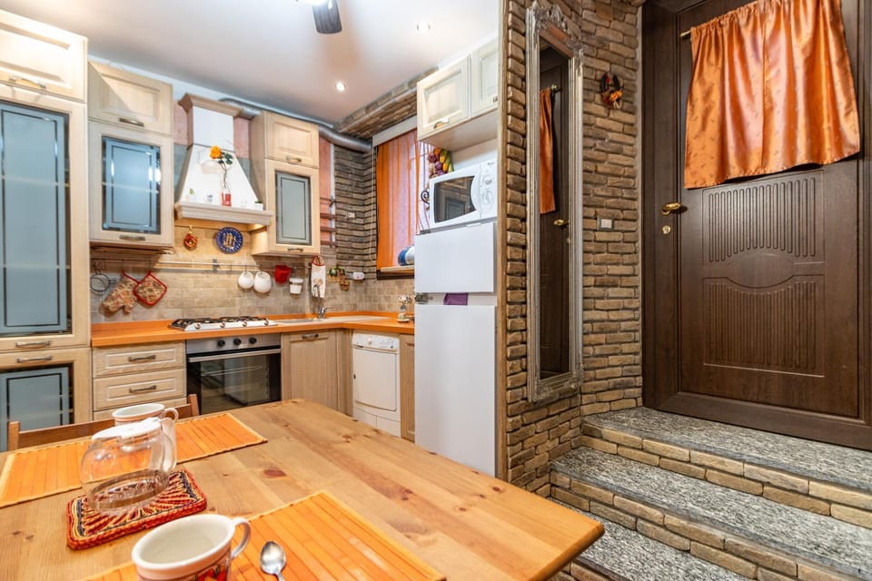 Kitchen or kitchenette, Dining area, oven, stove