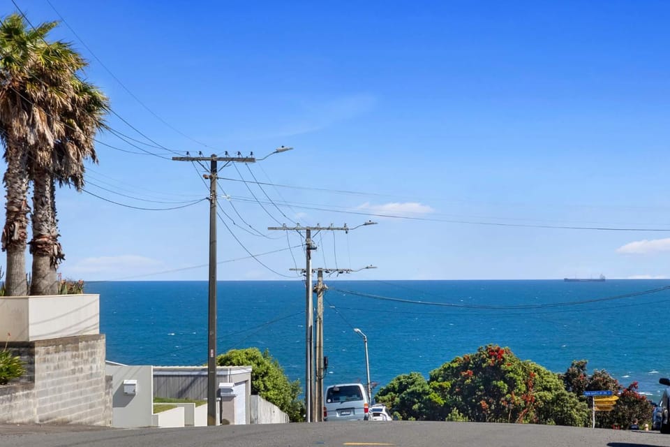 Beach Studio - coastal escape near Fitzroy Beach Apartment in New Plymouth