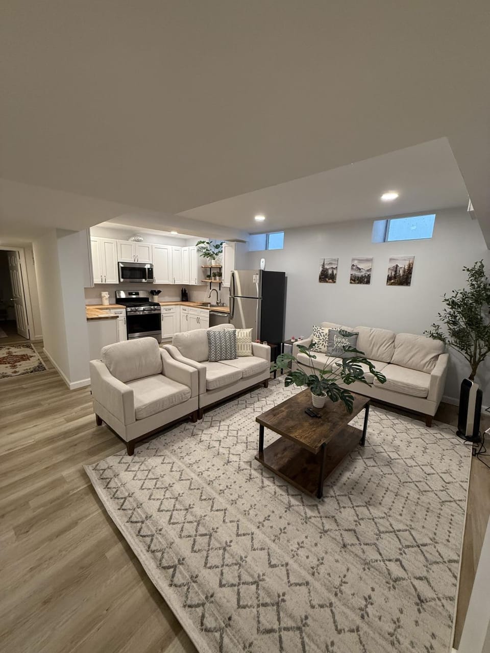 Kitchen or kitchenette, Living room, Seating area, Dining area