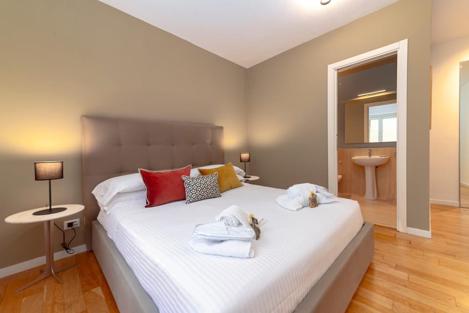 Bed, Photo of the whole room, Bedroom, towels