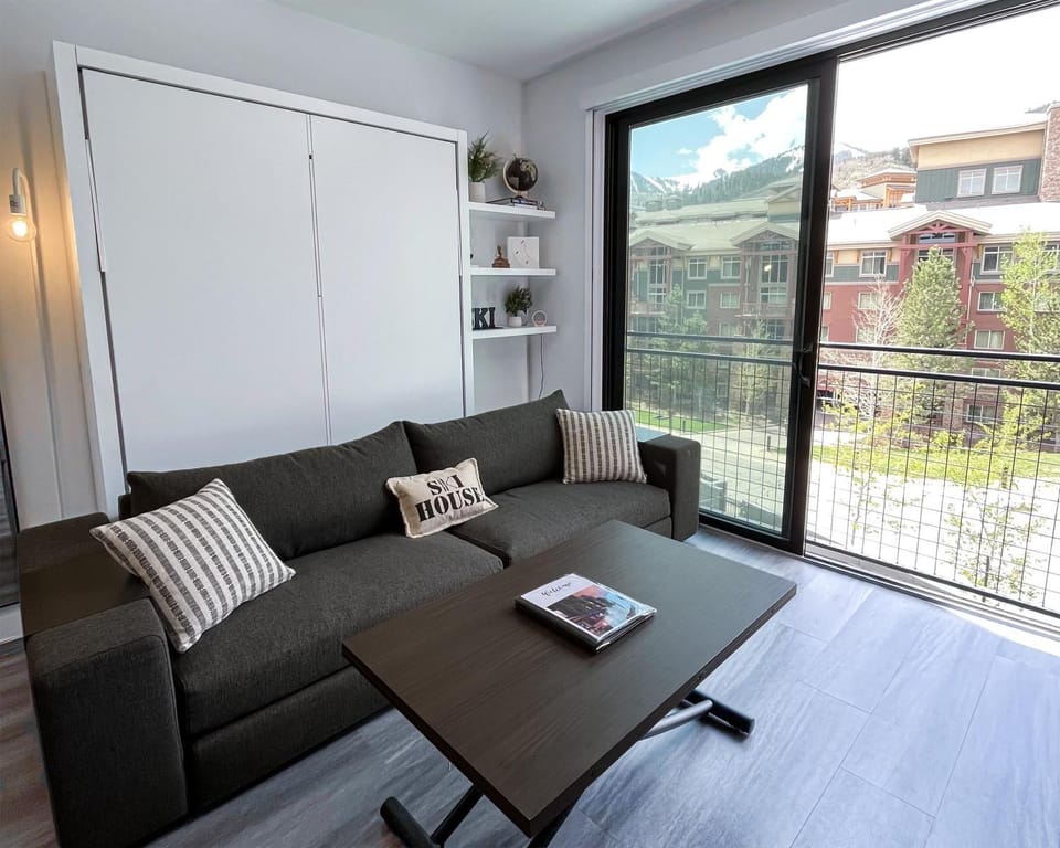 View (from property/room), Living room, Seating area