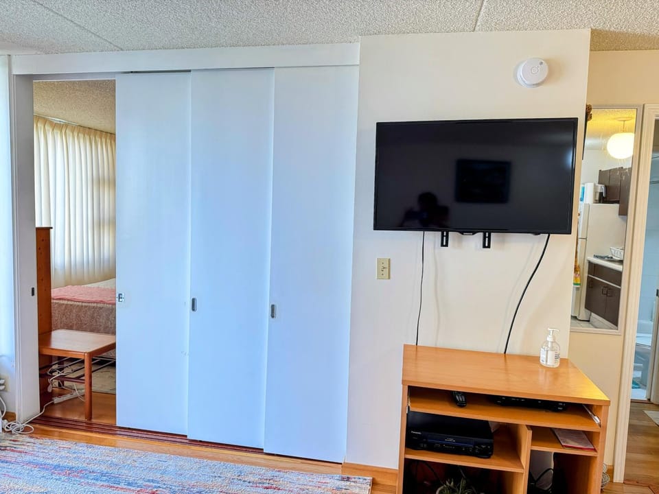 Communal lounge/ TV room, Bed, TV and multimedia, Photo of the whole room, Evening entertainment, Bedroom