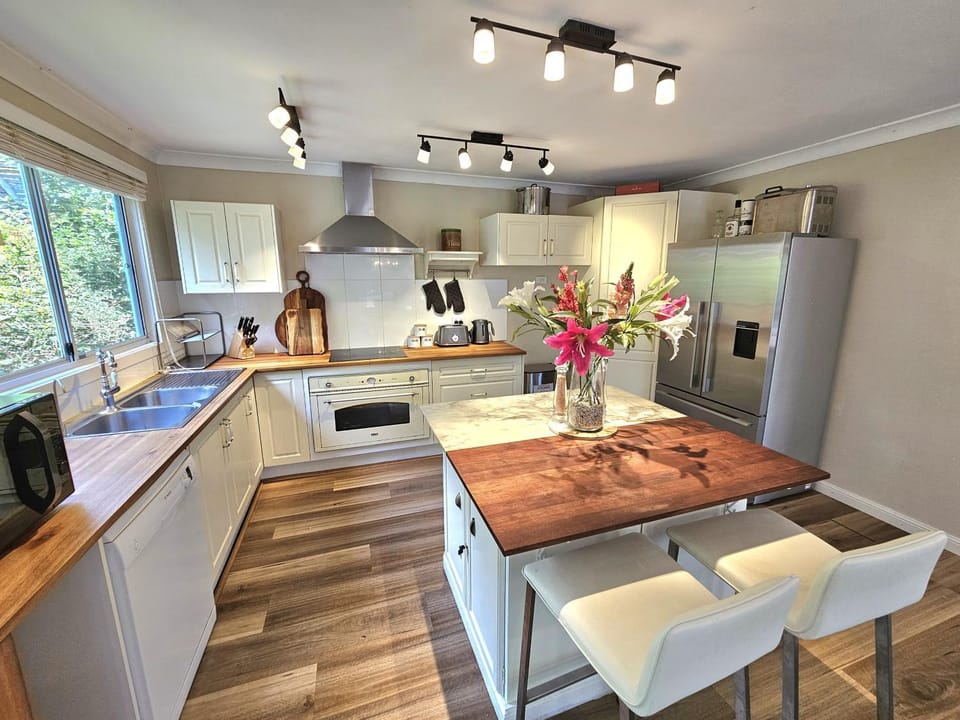Luxury Mountain Retreat with Gym, Heated Private Pool & Bush Views House in Springwood