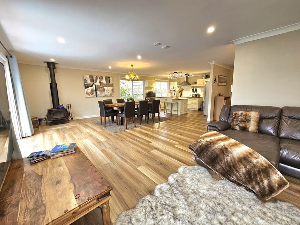 Luxury Mountain Retreat with Gym, Heated Private Pool & Bush Views House in Springwood