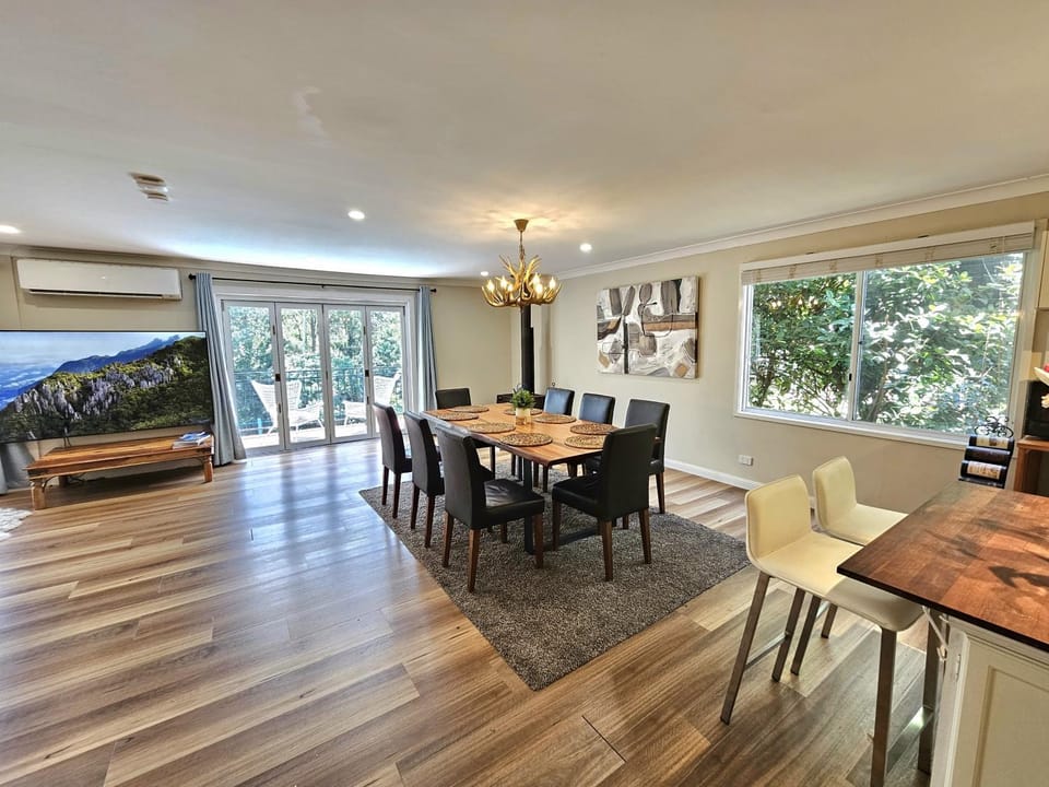 Luxury Mountain Retreat with Gym, Heated Private Pool & Bush Views House in Springwood