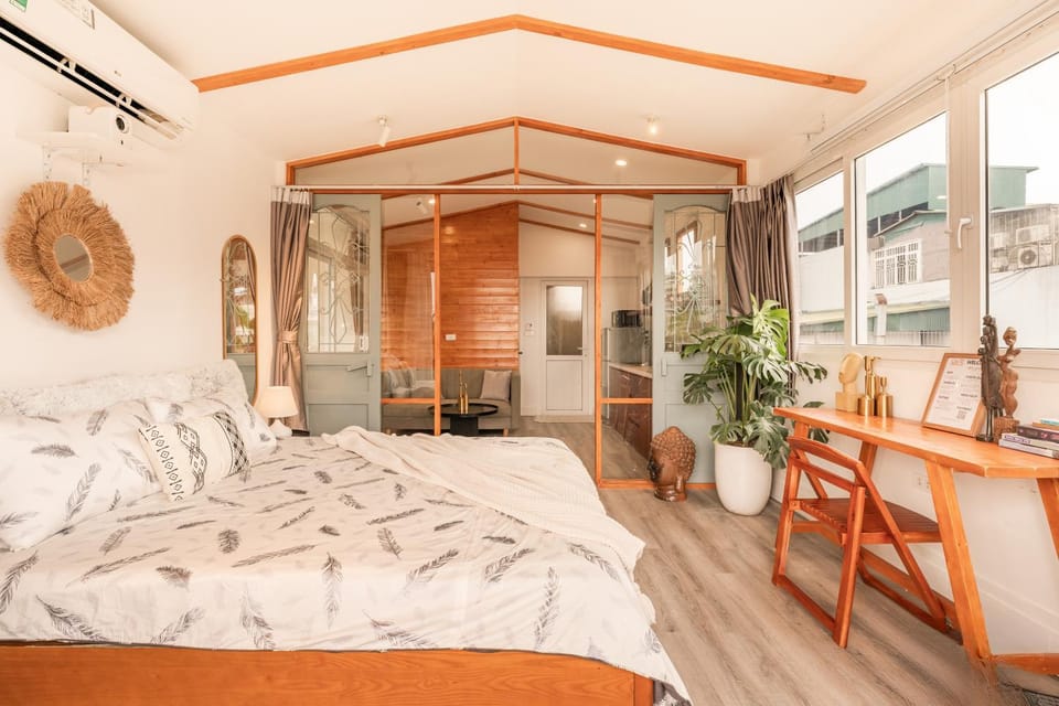 Bed, Seating area, air conditioner