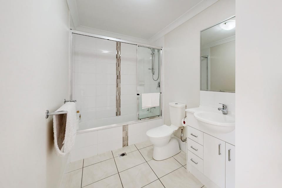 Shower, Property building, Bathroom, Bath, dishwasher