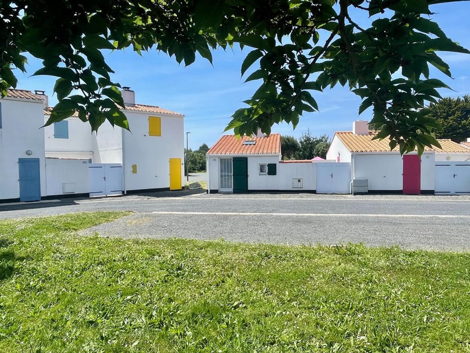 Maison rénovée avec piscine chauffée, tennis et parking à 100m des commerces - FR-1-231-330 House in Pays de la Loire