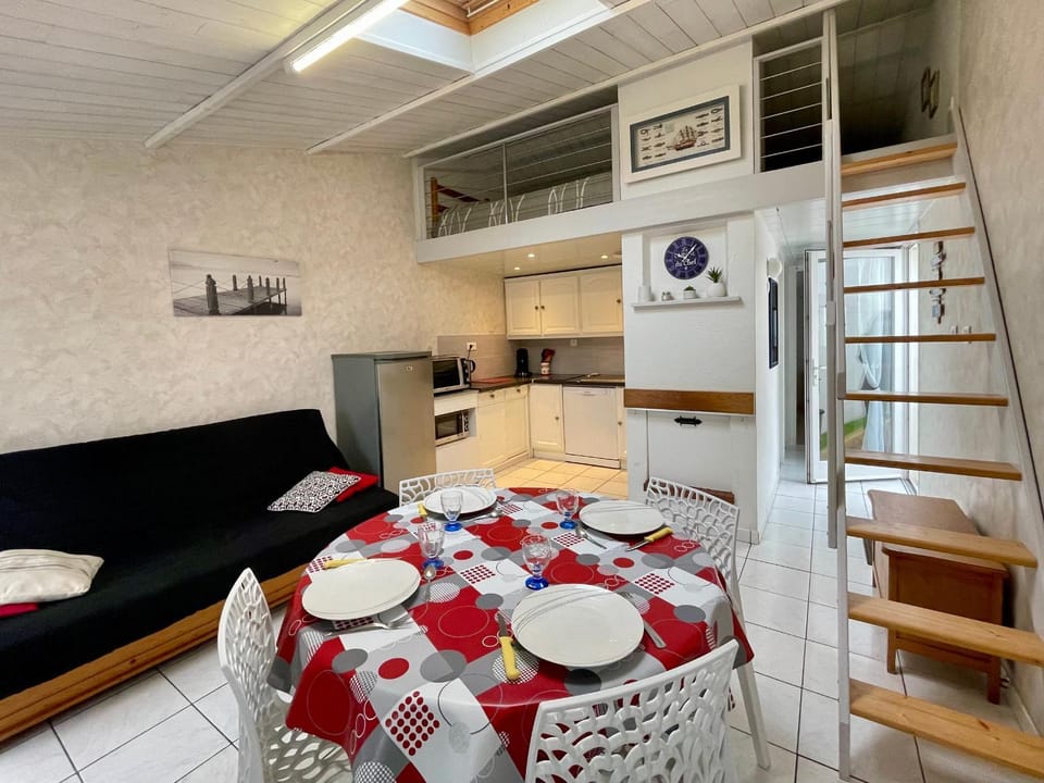 Maison rénovée avec piscine chauffée, tennis et parking à 100m des commerces - FR-1-231-330 House in Pays de la Loire
