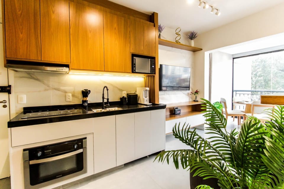 Kitchen or kitchenette, minibar, stove