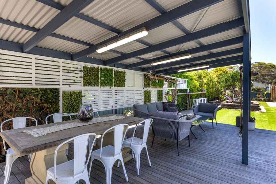 A Touch Of Paradise - 4 Min Walk to Beach House in Callala Bay