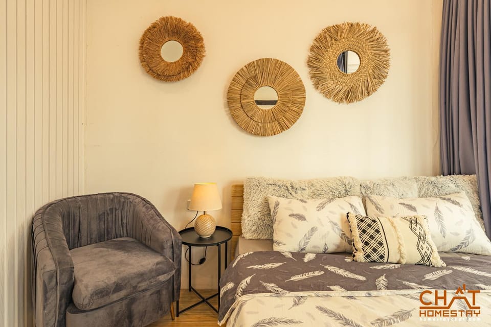 Bed, Photo of the whole room, Seating area, Bedroom