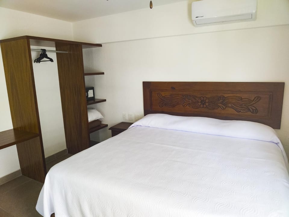 Bed, Photo of the whole room, wardrobe, air conditioner