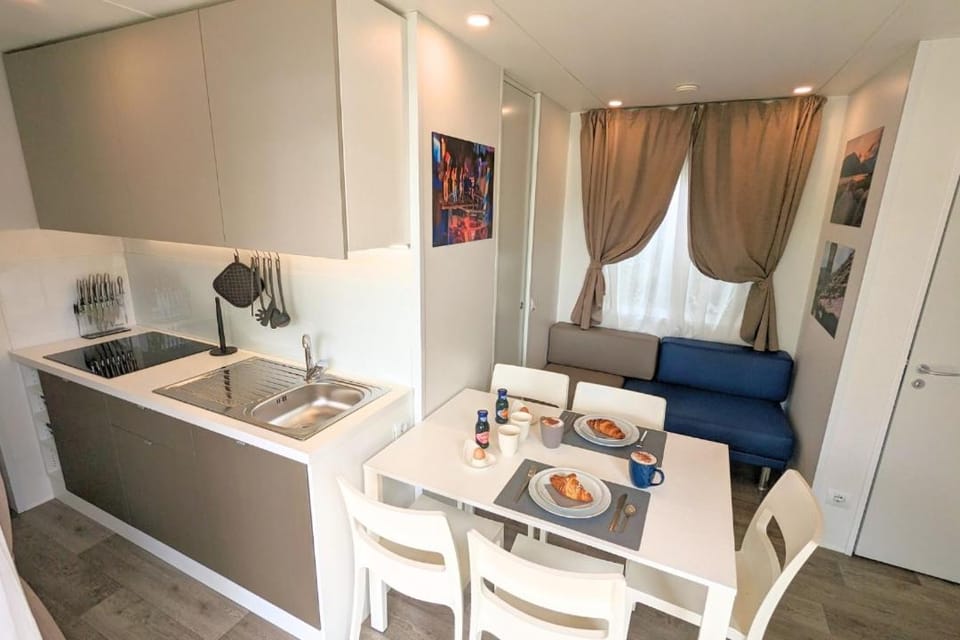 Kitchen or kitchenette, Living room, Seating area, Food