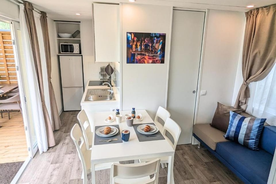 Kitchen or kitchenette, Living room, Food and drinks, Seating area
