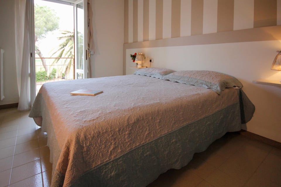 Bedroom, Street view
