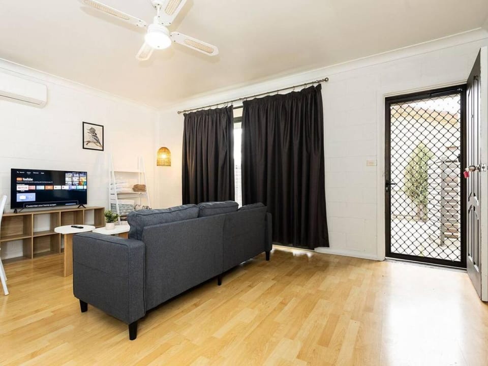 TV and multimedia, Balcony/Terrace, Living room, Seating area, air conditioner