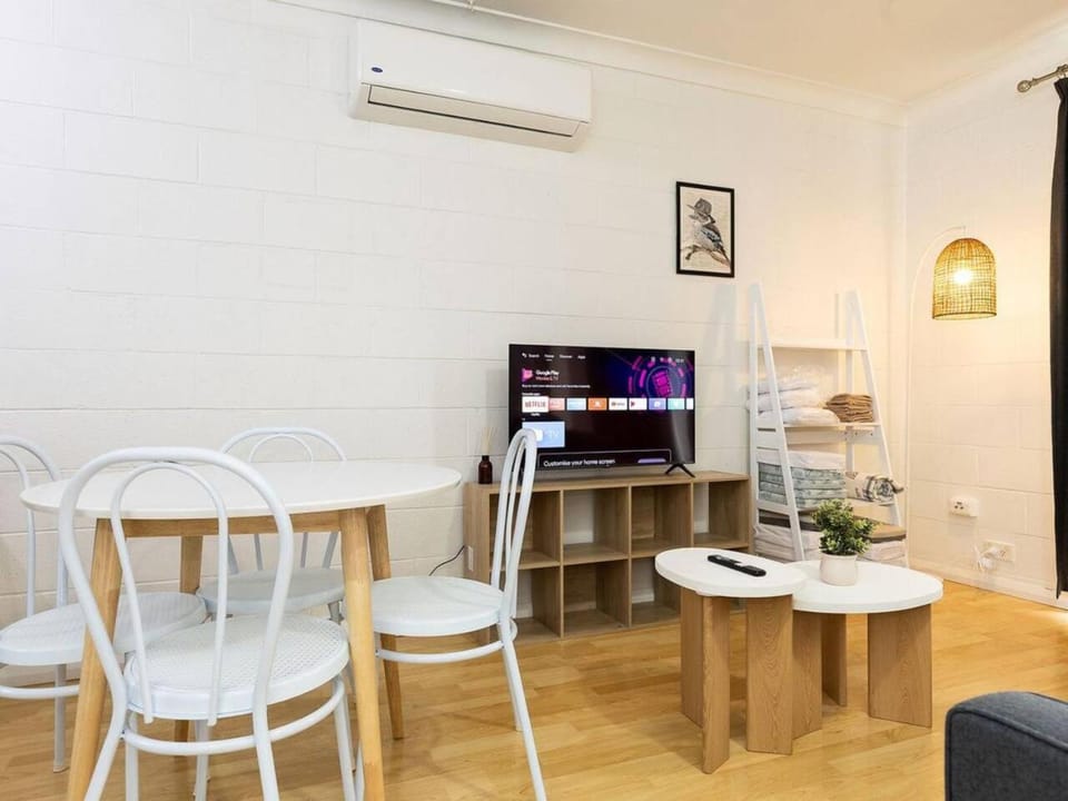 TV and multimedia, Living room, Seating area, Dining area, air conditioner