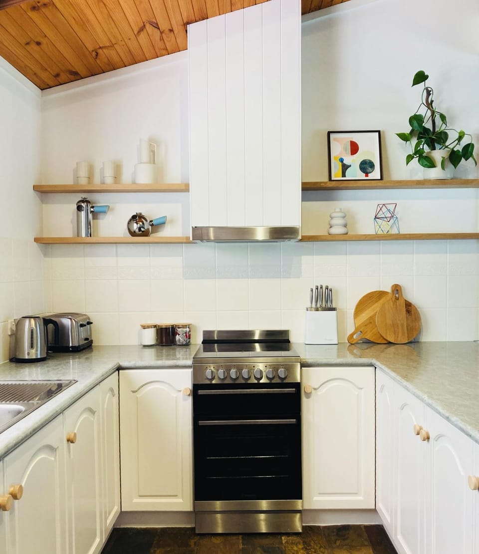Coffee/tea facilities, Kitchen or kitchenette, stove, toaster