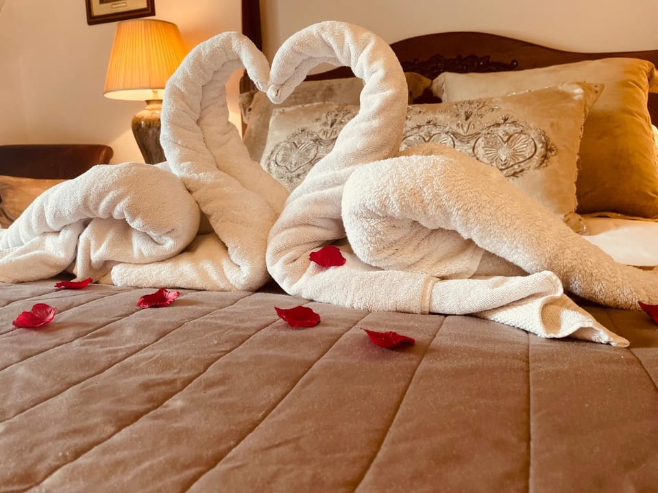 Bed, Bedroom, towels