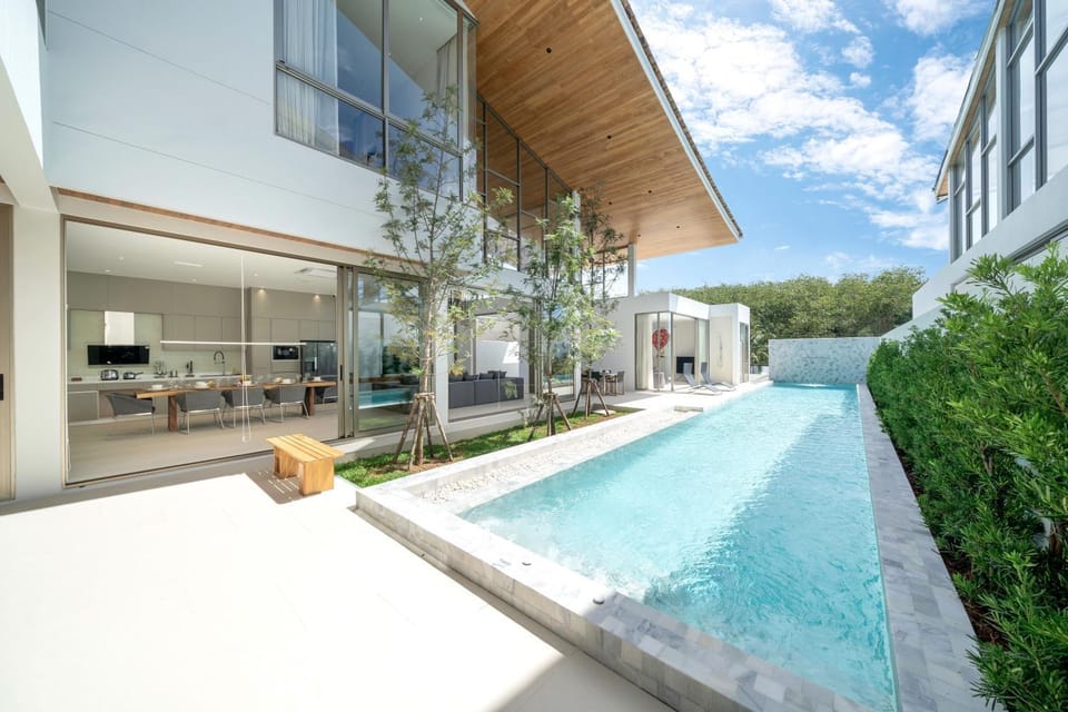 Property building, Day, Balcony/Terrace, Swimming pool