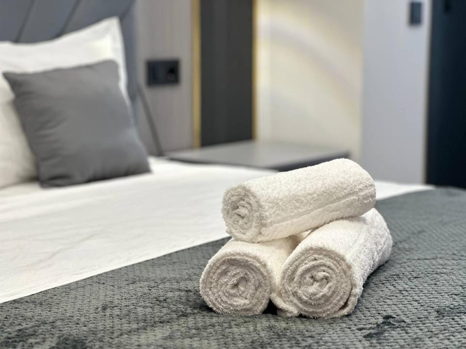 Bed, towels
