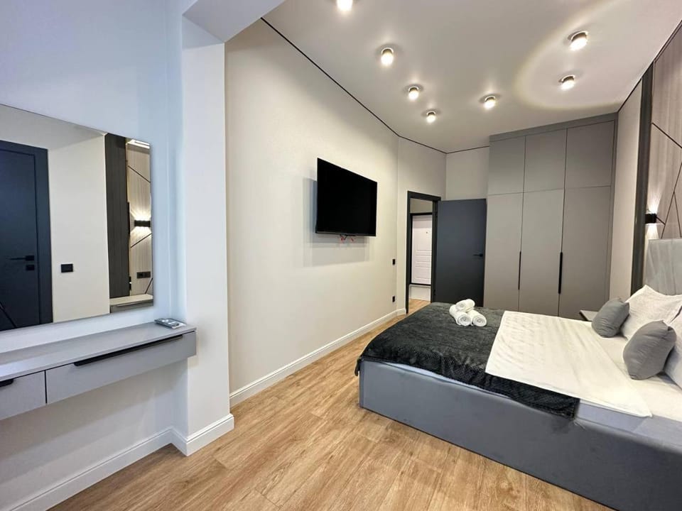 Bed, TV and multimedia, Photo of the whole room, wardrobe