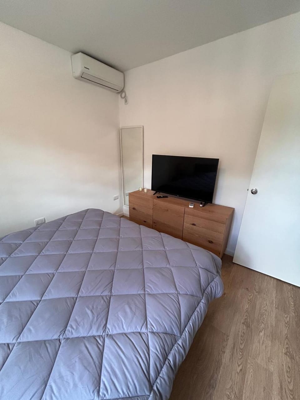 Bed, TV and multimedia, Bedroom, air conditioner