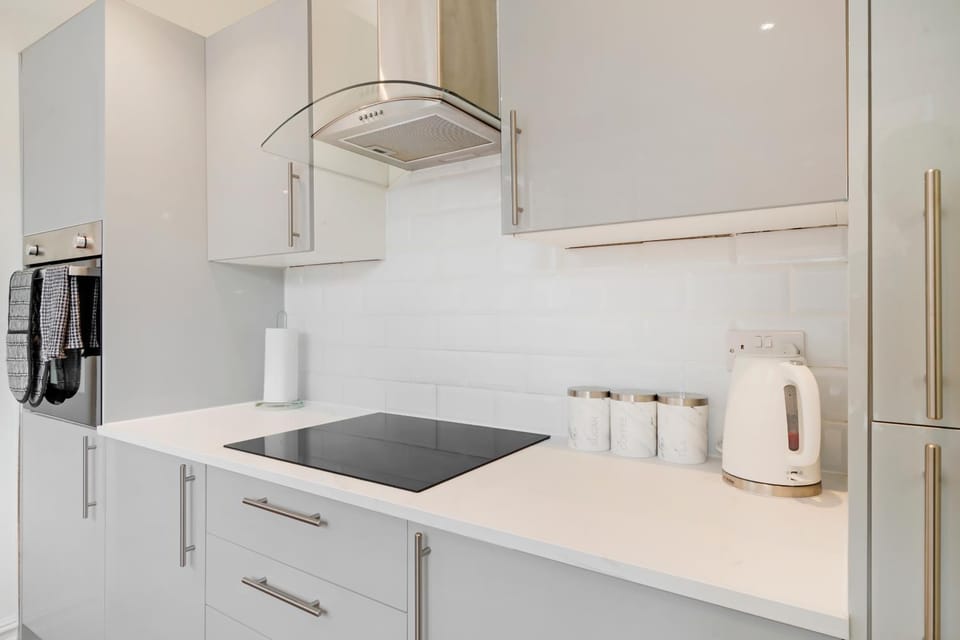 Coffee/tea facilities, Kitchen or kitchenette, stove