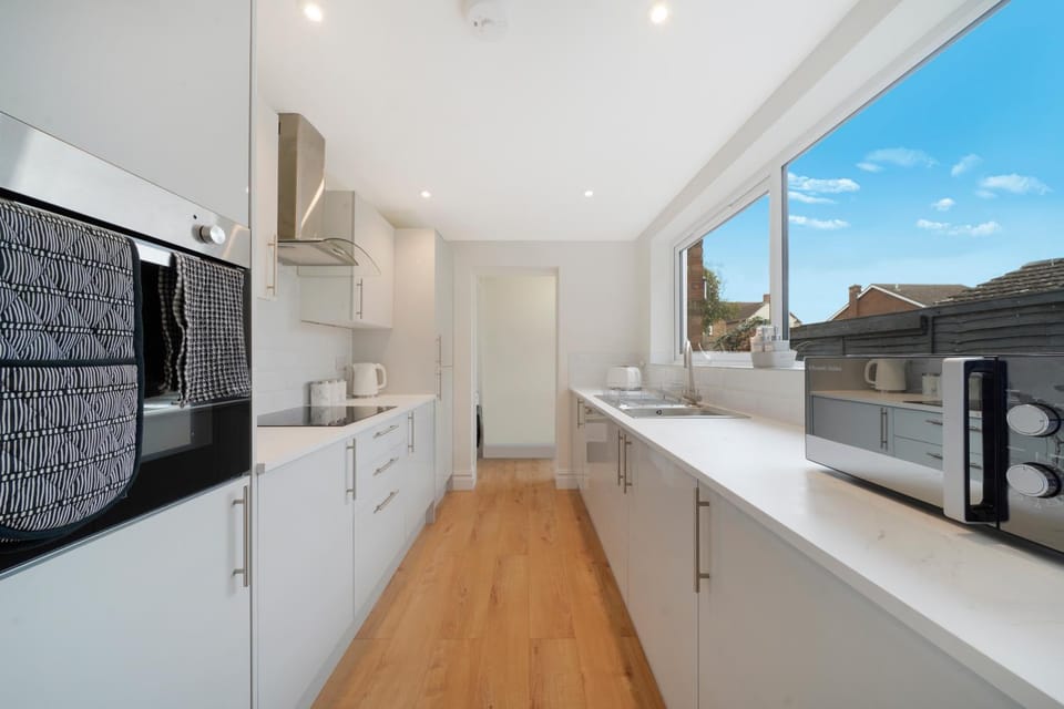 Kitchen or kitchenette, oven, stove